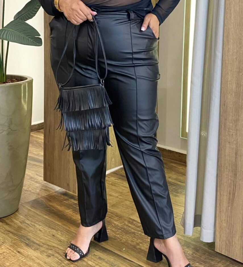 Calça Feminina Plus Couro Eco Detalhe Frizo Preta - Fernanda Ramos Store
