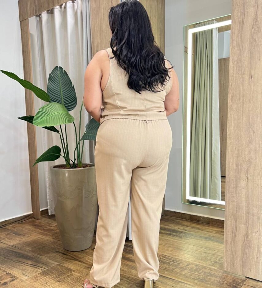 Conjunto Feminino Bela Plus Colete e Calça Risca de Giz Bege - Fernanda Ramos Store