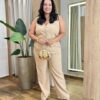 Conjunto Feminino Bela Plus Colete e Calça Risca de Giz Bege - Fernanda Ramos Store