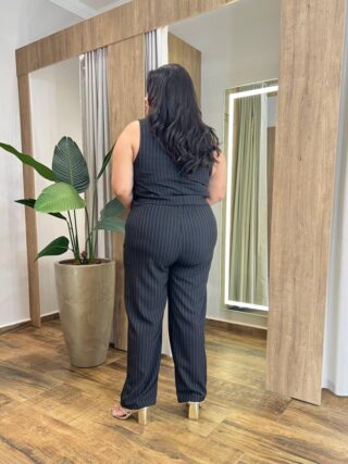 Conjunto Feminino Bela Plus Colete e Calça Risca de Giz Preto - Fernanda Ramos Store