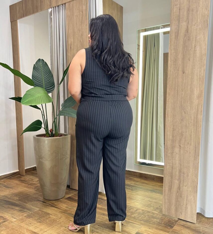 Conjunto Feminino Bela Plus Colete e Calça Risca de Giz Preto - Fernanda Ramos Store