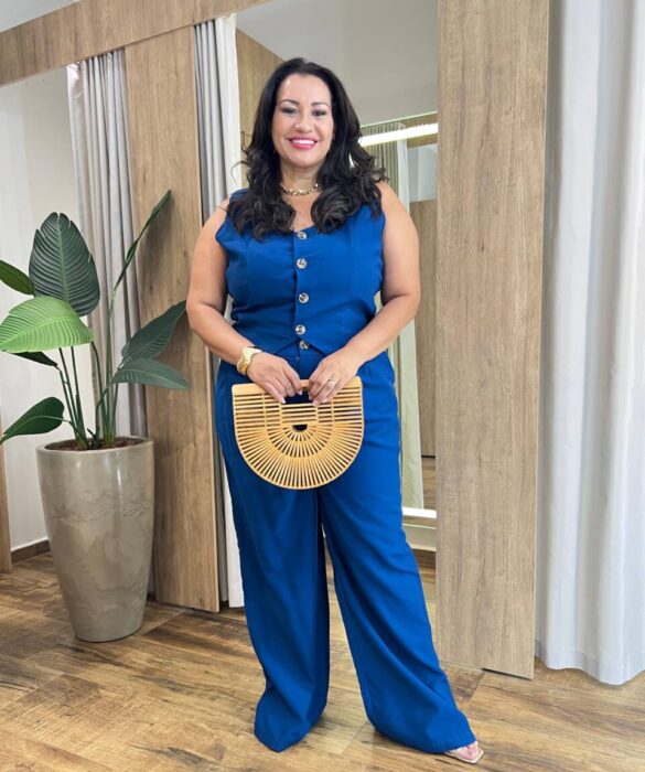 Conjunto Feminino Plus Alfaiaria Colete e Calça com Lastex Azul - Fernanda Ramos Store