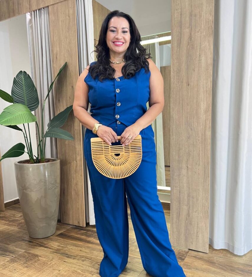 Conjunto Feminino Plus Alfaiaria Colete e Calça com Lastex Azul - Fernanda Ramos Store