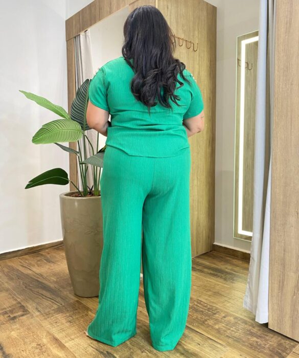 Conjunto Feminino Plus Blusa Manga Curta com Botões e Calça Verde - Fernanda Ramos Store