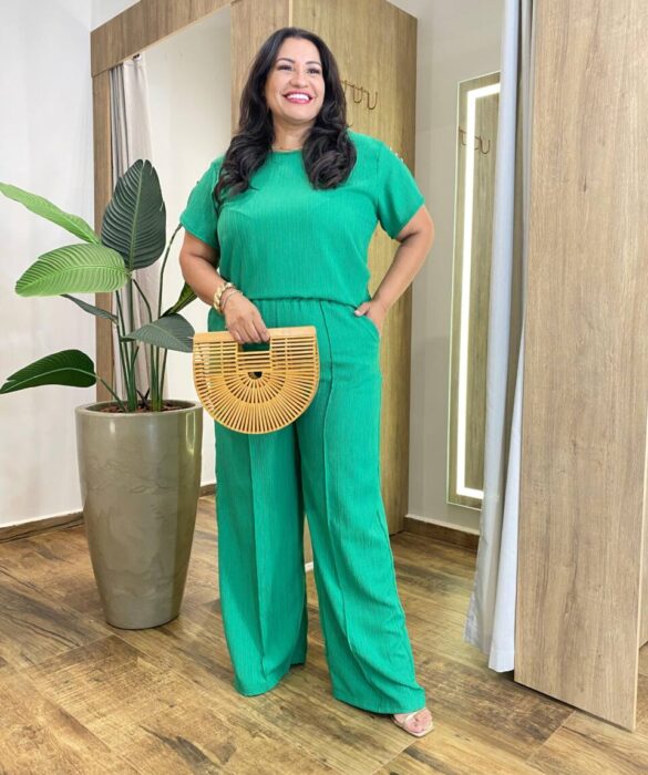 Conjunto Feminino Plus Blusa Manga Curta com Botões e Calça Verde - Fernanda Ramos Store