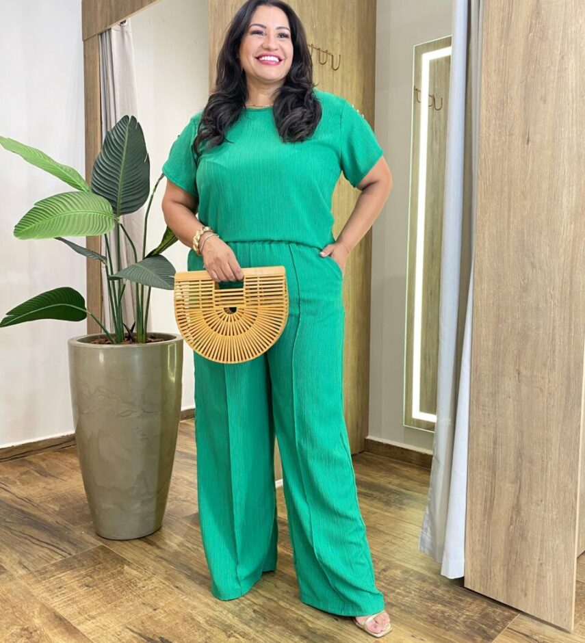 Conjunto Feminino Plus Blusa Manga Curta com Botões e Calça Verde - Fernanda Ramos Store
