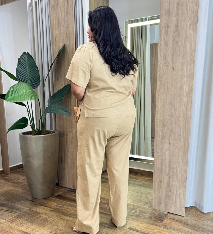 Conjunto Feminino Plus Blusa Manga Curta e Calça com Bolso Bege - Fernanda Ramos Store