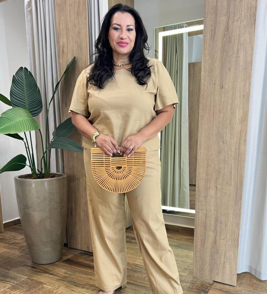 Conjunto Feminino Plus Blusa Manga Curta e Calça com Bolso Bege - Fernanda Ramos Store