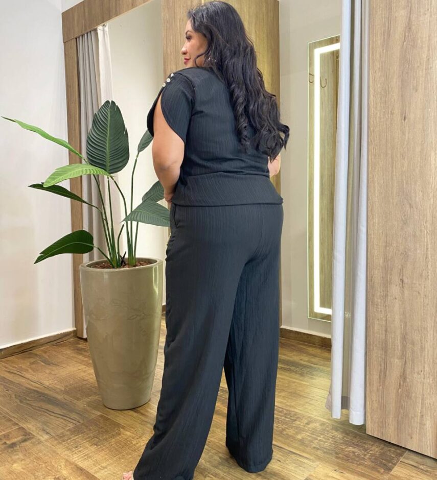 Conjunto Feminino Plus Blusa Manga Curta com Botões e Calça Preto - Fernanda Ramos Store