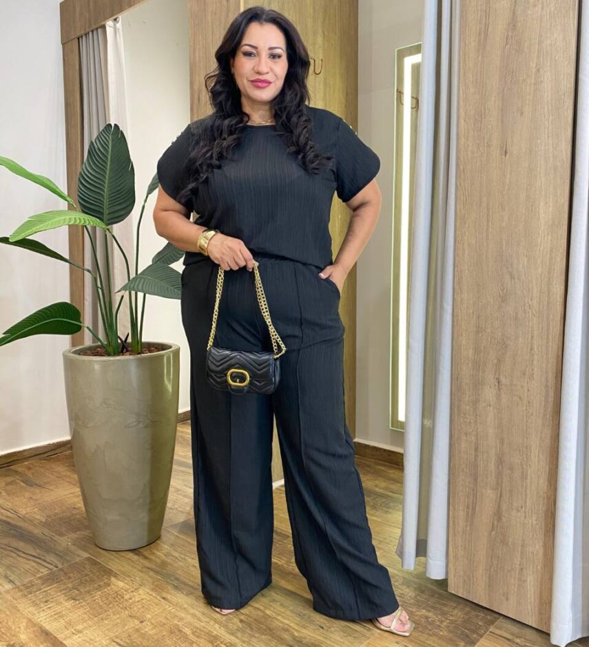 Conjunto Feminino Plus Blusa Manga Curta com Botões e Calça Preto - Fernanda Ramos Store