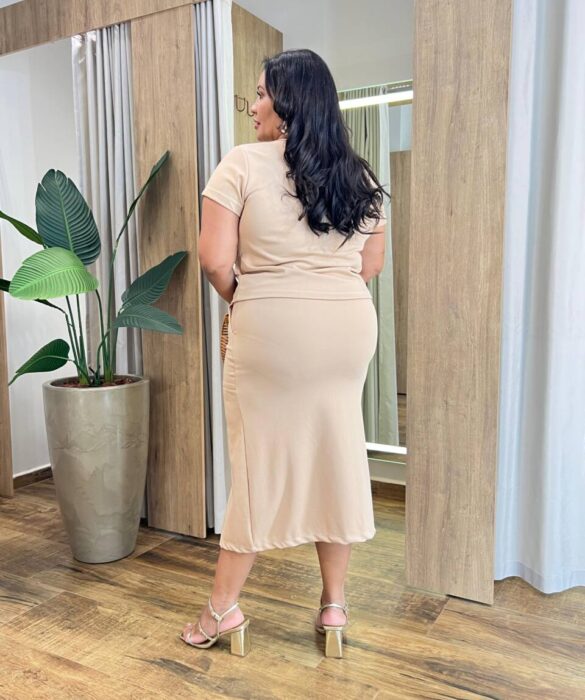 Conjunto Feminino Plus Blusa Manga Curta e Saia Midi com Fenda Bege - Fernanda Ramos Store