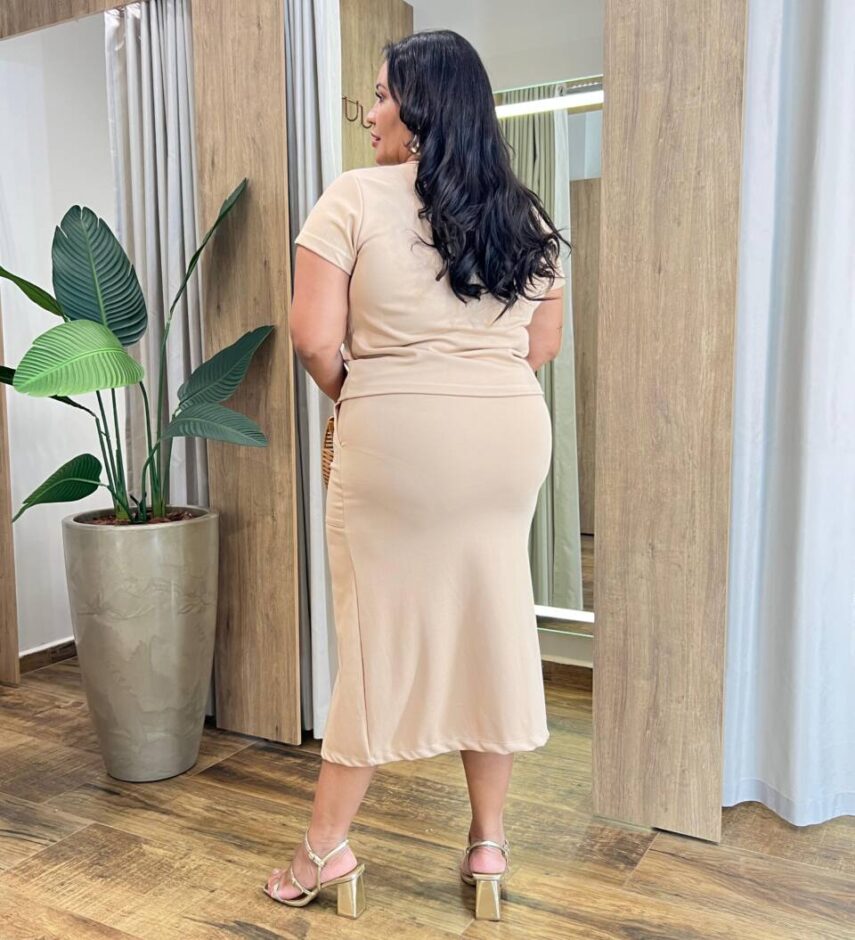 Conjunto Feminino Plus Blusa Manga Curta e Saia Midi com Fenda Bege - Fernanda Ramos Store