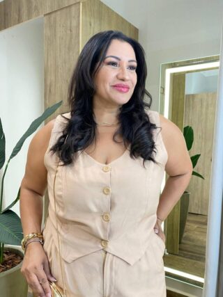 Conjunto Feminino Plus Colete com Botões e Calça Bege - Fernanda Ramos Store