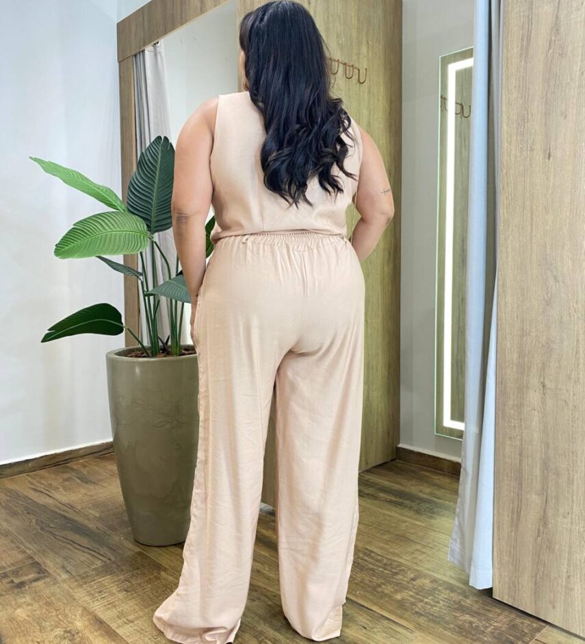 Conjunto Feminino Plus Colete com Botões e Calça Bege - Fernanda Ramos Store