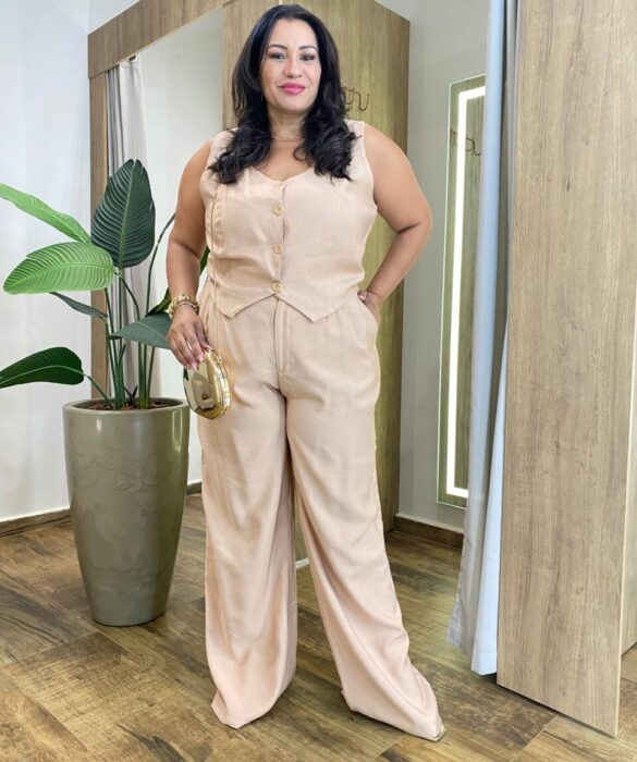 Conjunto Feminino Plus Colete com Botões e Calça Bege - Fernanda Ramos Store