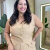 Conjunto Feminino Plus Colete com Botões e Calça Caqui - Fernanda Ramos Store