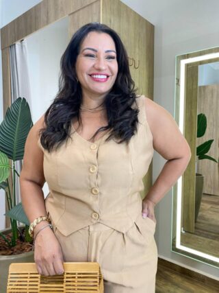 Conjunto Feminino Plus Colete com Botões e Calça Caqui - Fernanda Ramos Store