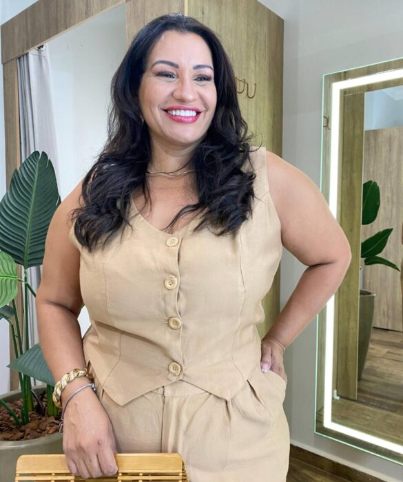 Conjunto Feminino Plus Colete com Botões e Calça Caqui - Fernanda Ramos Store