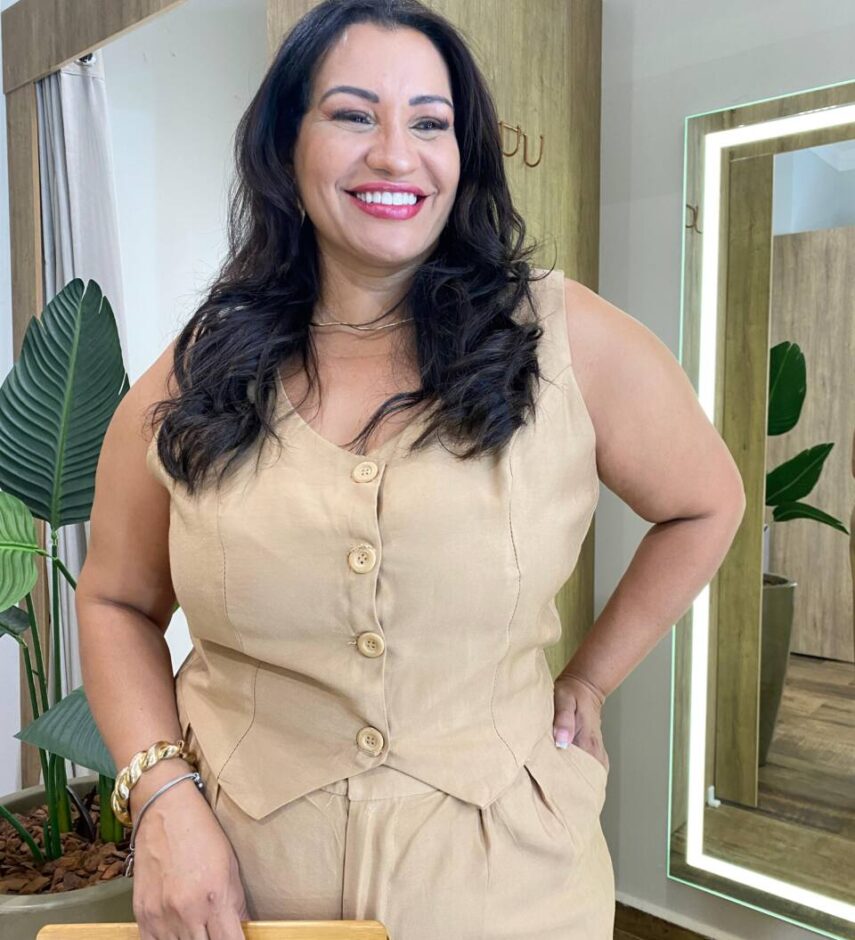 Conjunto Feminino Plus Colete com Botões e Calça Caqui - Fernanda Ramos Store