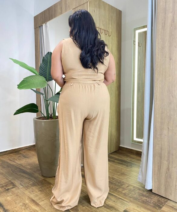 Conjunto Feminino Plus Colete com Botões e Calça Caqui - Fernanda Ramos Store