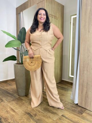 Conjunto Feminino Plus Colete com Botões e Calça Caqui - Fernanda Ramos Store