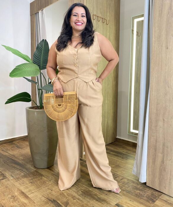 Conjunto Feminino Plus Colete com Botões e Calça Caqui - Fernanda Ramos Store