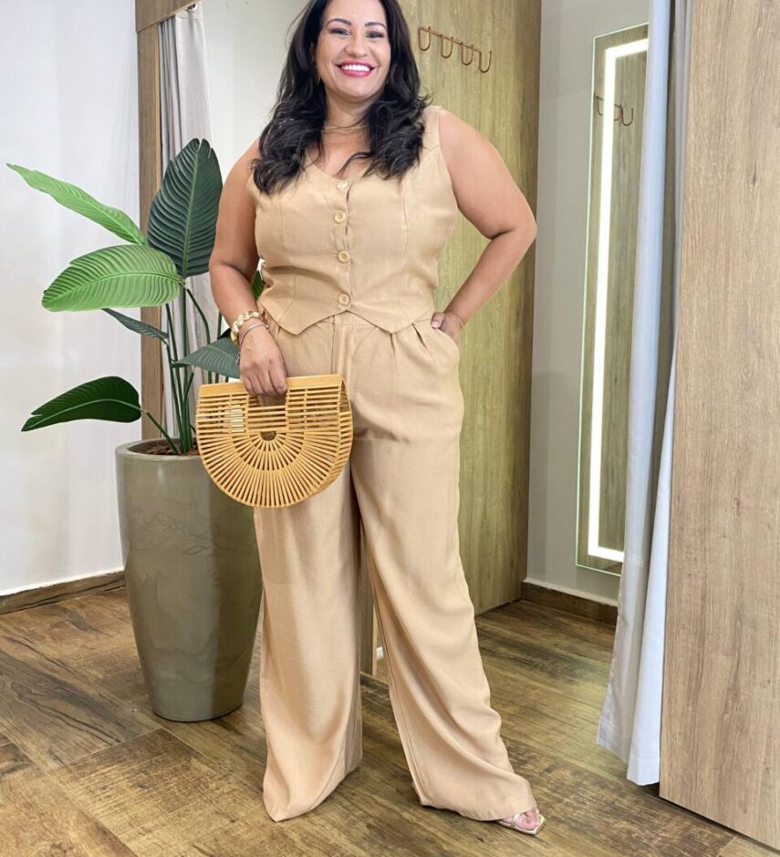 Conjunto Feminino Plus Colete com Botões e Calça Caqui - Fernanda Ramos Store