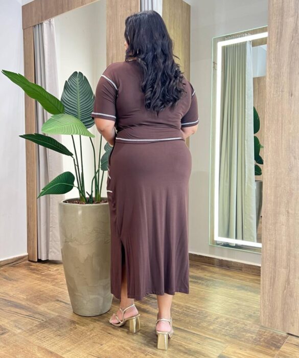 Conjunto Feminino Plus Isis Blusa Manga Curta e Saia Longa Midi Marrom - Fernanda Ramos Store
