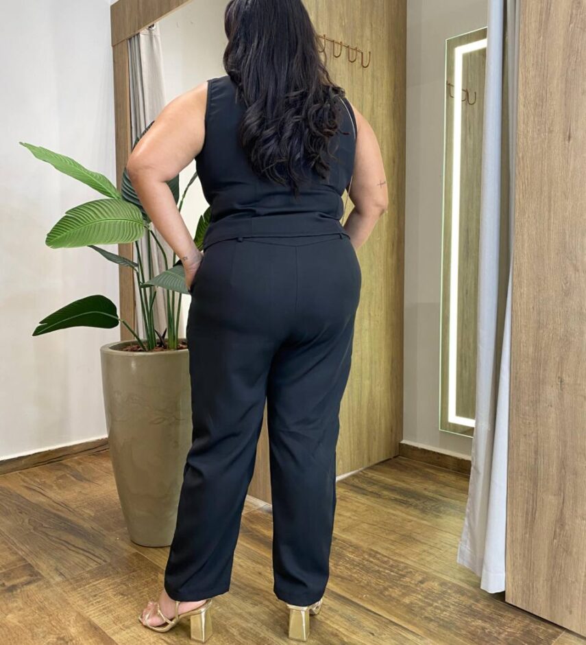 Conjunto Feminino Plus Jade Colete com Recorte e Calça Preta - Fernanda Ramos Store