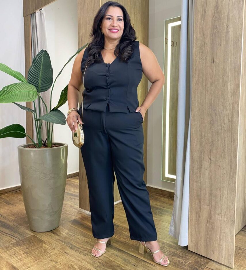 Conjunto Feminino Plus Jade Colete com Recorte e Calça Preta Fernanda Ramos Store