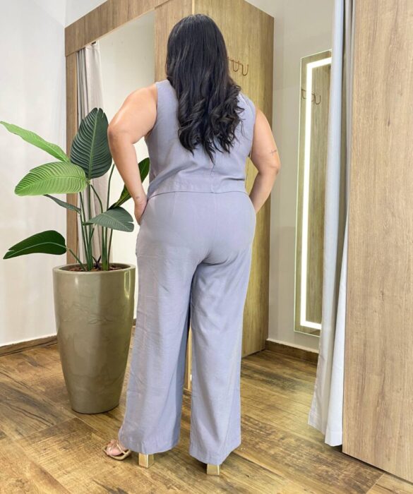 Conjunto Feminino Plus Luiza Colete e Calça Cinza - Fernanda Ramos Store