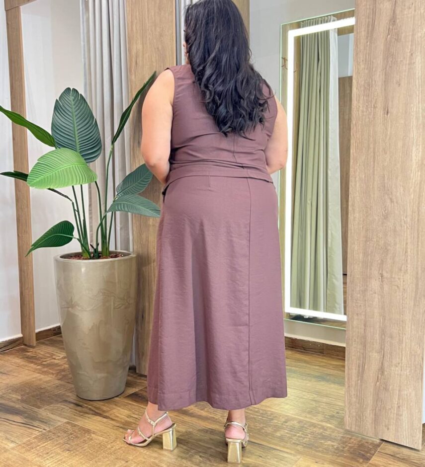 Conjunto Feminino Plus Regata com Recorte e Saia Midi Marrom - Fernanda Ramos Store