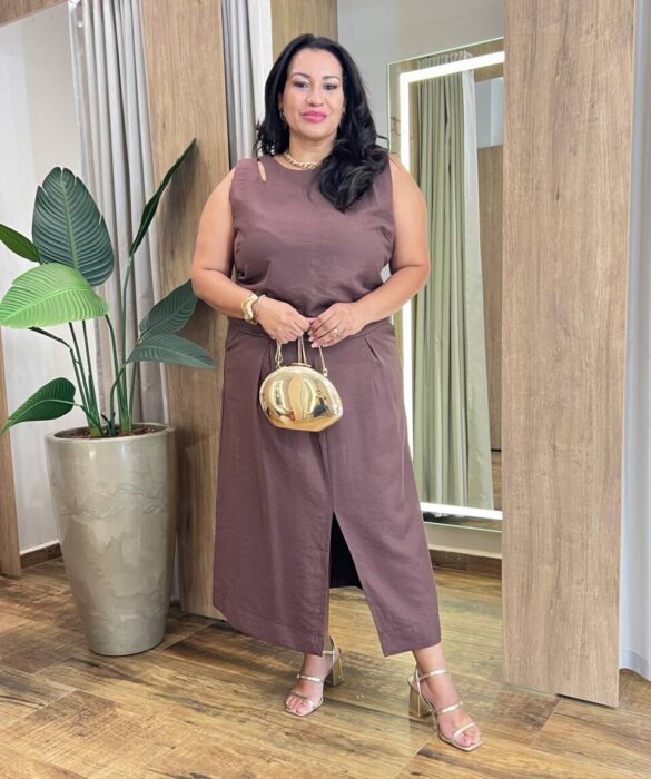 Conjunto Feminino Plus Regata com Recorte e Saia Midi Marrom - Fernanda Ramos Store