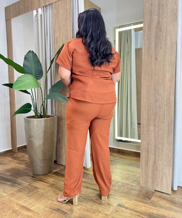 Conjunto Maia Feminino Viscolinho Plus Blusa e Calça Caramelo - Fernanda Ramos Store