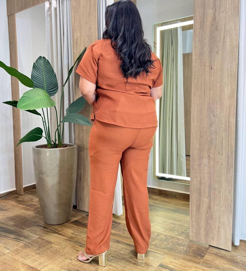 Conjunto Maia Feminino Viscolinho Plus Blusa e Calça Caramelo - Fernanda Ramos Store