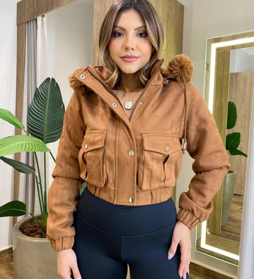 Jaqueta Feminina Aline Peluciada Capuz Removível e Botões Caramelo - Fernanda Ramos Store