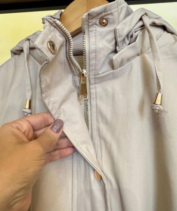 Parka Feminina Manga Longa Brenda Peluciada e Detalhes Bege - Fernanda Ramos Store