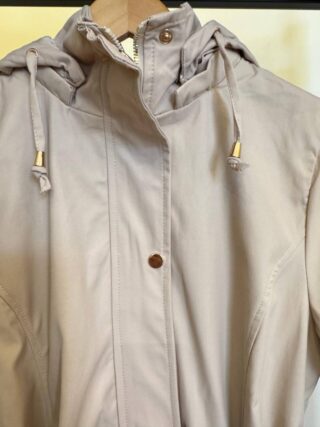 Parka Feminina Manga Longa Brenda Peluciada e Detalhes Bege - Fernanda Ramos Store