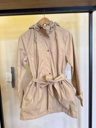 Parka Feminina Manga Longa Brenda Peluciada e Detalhes Bege - Fernanda Ramos Store