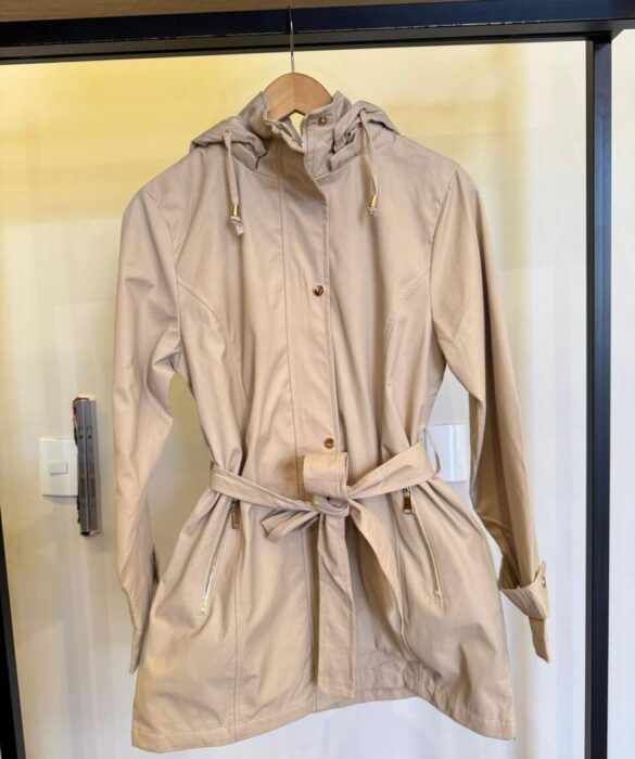 Parka Feminina Manga Longa Brenda Peluciada e Detalhes Bege - Fernanda Ramos Store