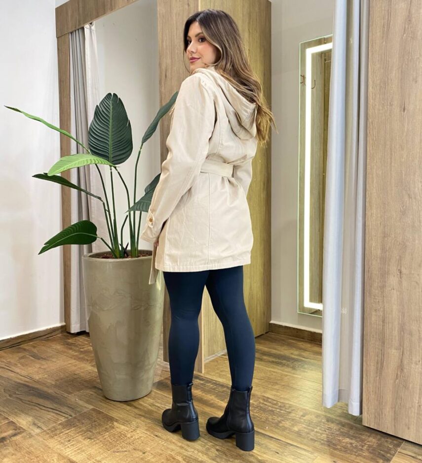 Parka Feminina Manga Longa Brenda Peluciada e Detalhes Bege - Fernanda Ramos Store