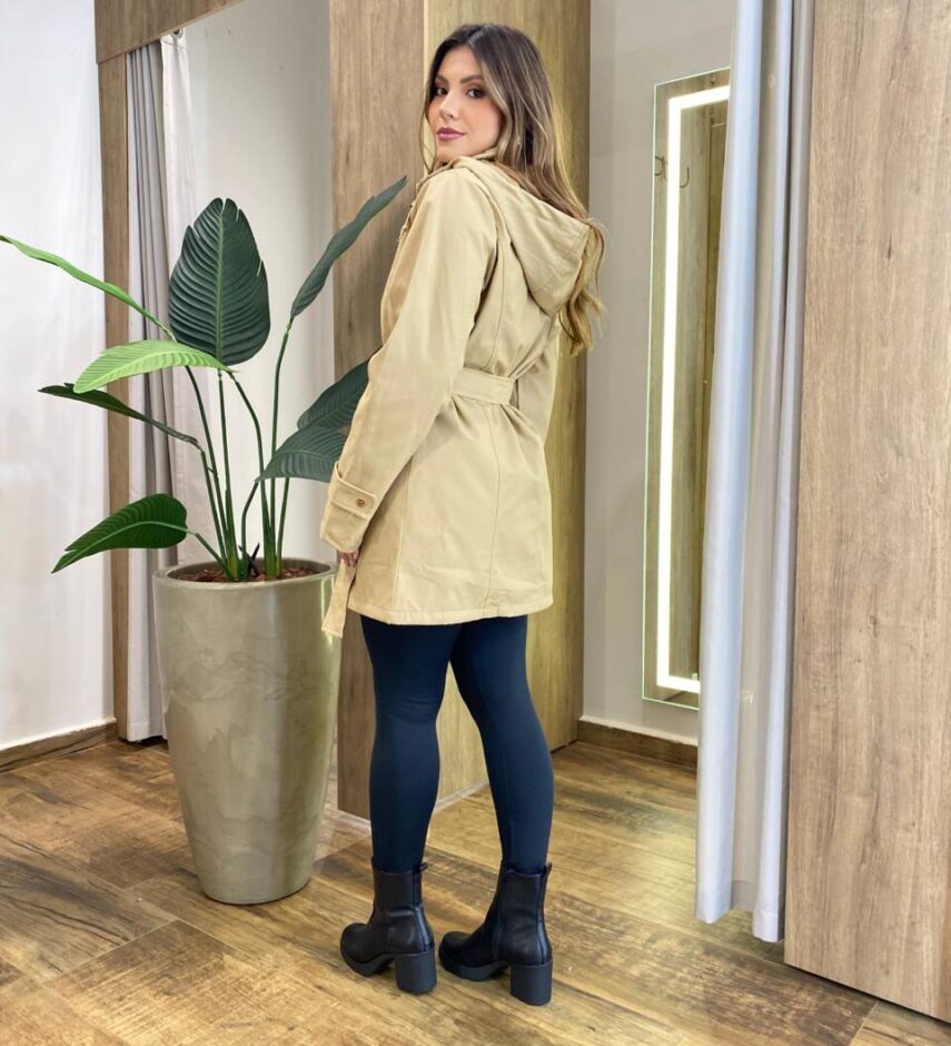 Parka Feminina Manga Longa Brenda Peluciada e Detalhes Caqui - Fernanda Ramos Store