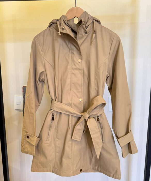 Parka Feminina Manga Longa Brenda Peluciada e Detalhes Caqui - Fernanda Ramos Store