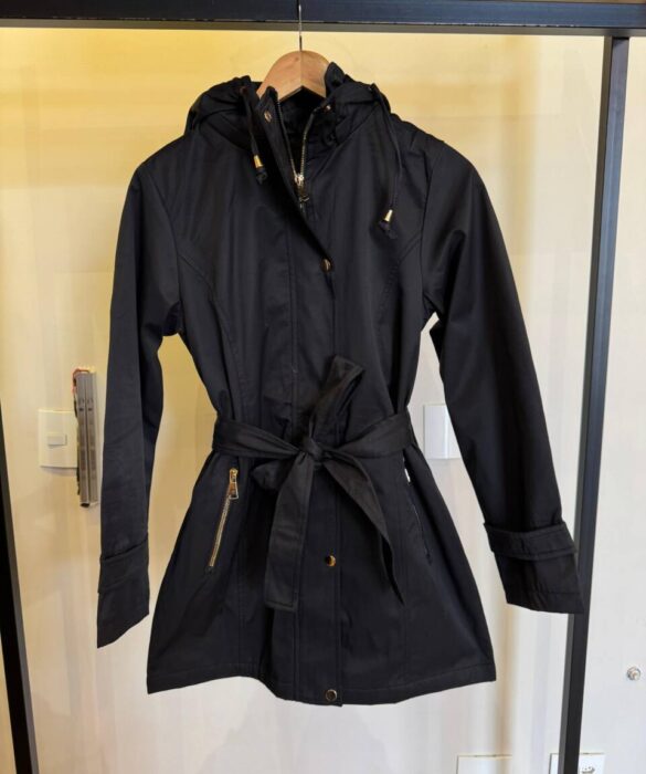 Parka Feminina Manga Longa Brenda Peluciada e Detalhes Preta - Fernanda Ramos Store