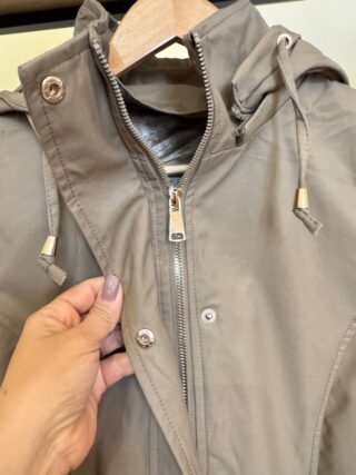 Parka Feminina Manga Longa Brenda Peluciada e Detalhes Verde Musgo - Fernanda Ramos Store