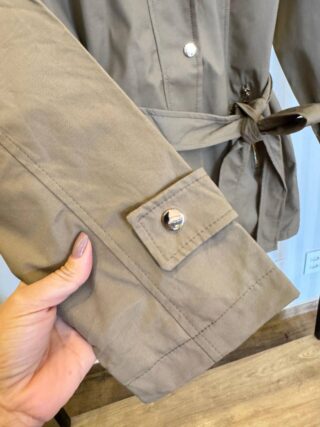 Parka Feminina Manga Longa Brenda Peluciada e Detalhes Verde Musgo - Fernanda Ramos Store
