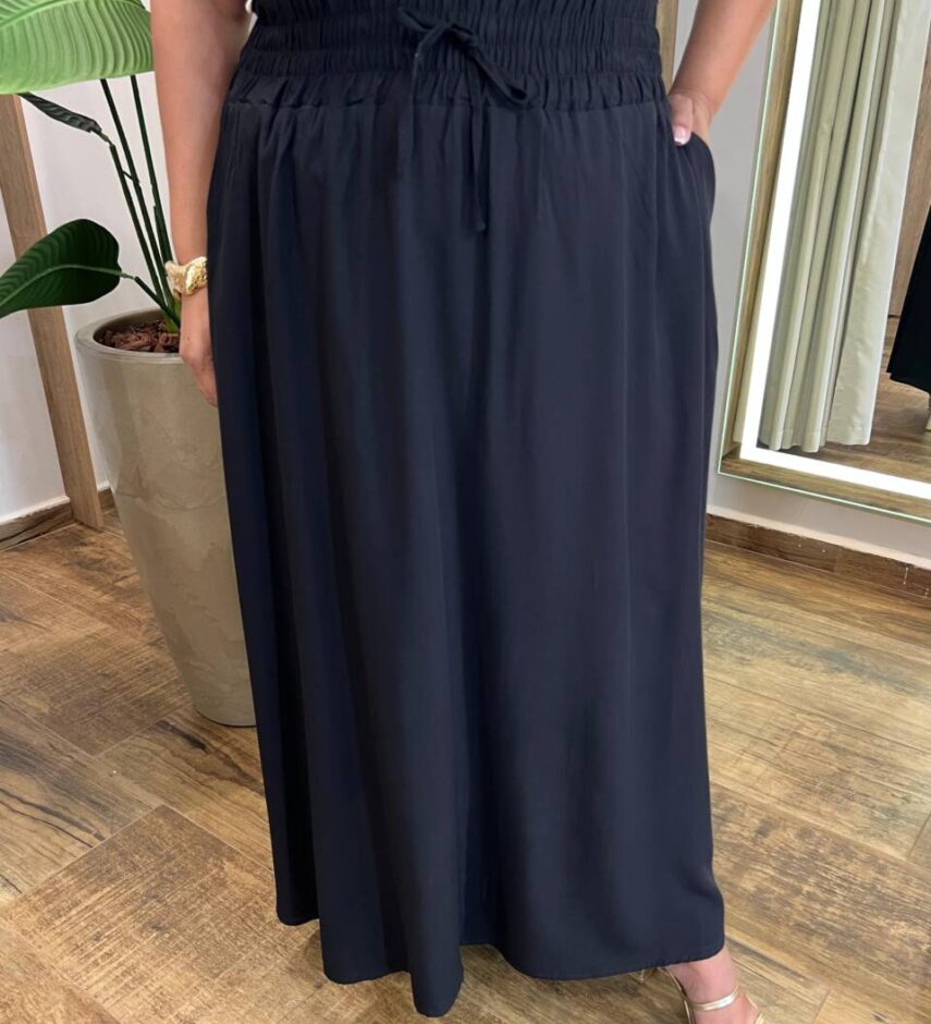 Saia Longa Feminina Plus com Bolsos e Amarração Preta - Fernanda Ramos Store