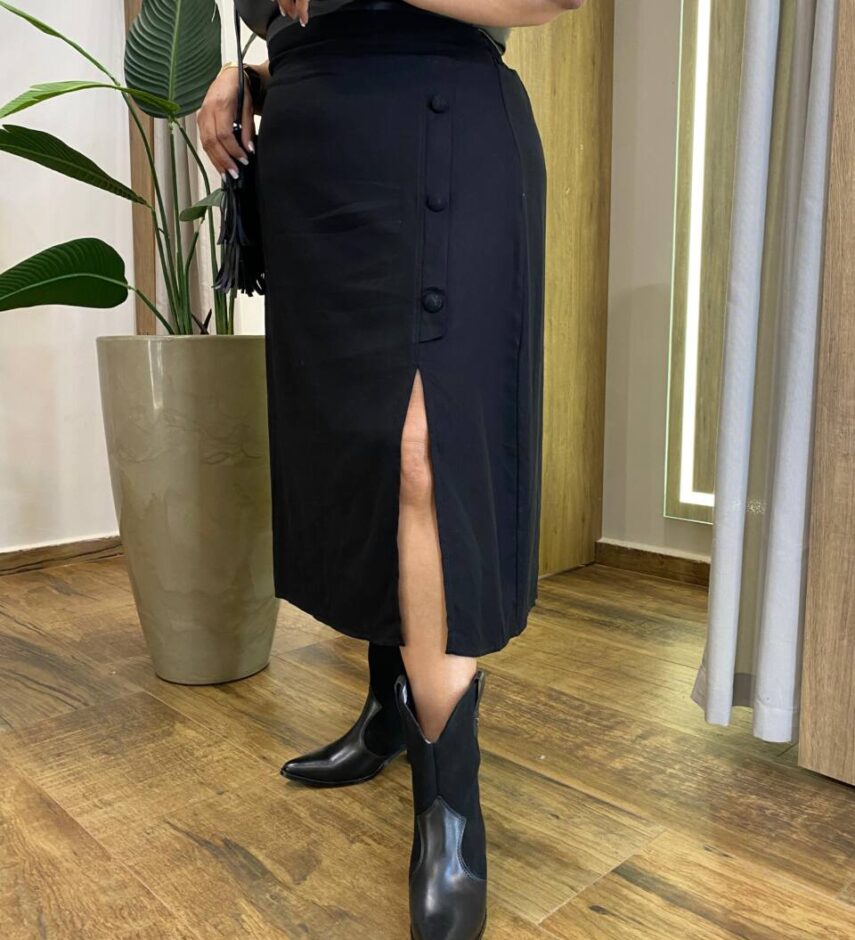 Saia Midi Feminina Plus com Botões e Fenda Preta - Fernanda Ramos Store