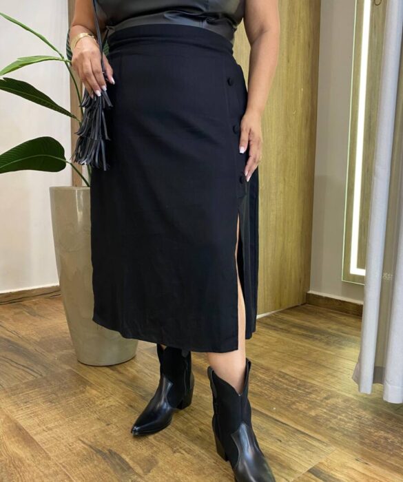 Saia Midi Feminina Plus com Botões e Fenda Preta - Fernanda Ramos Store