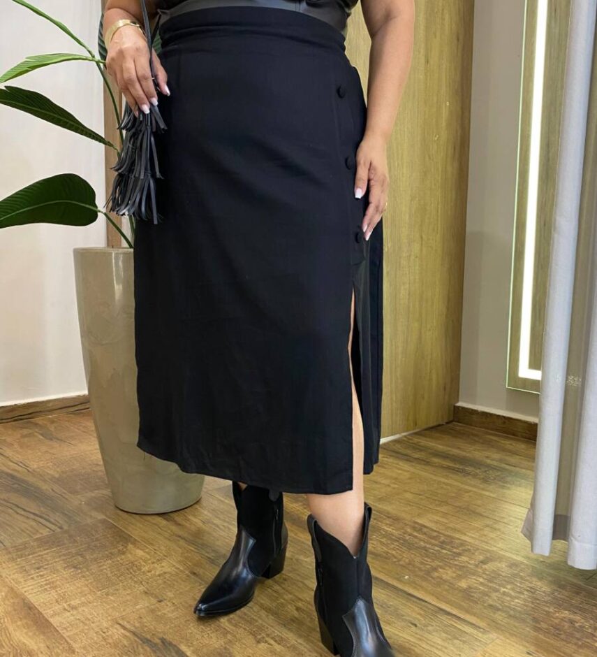 Saia Midi Feminina Plus com Botões e Fenda Preta - Fernanda Ramos Store